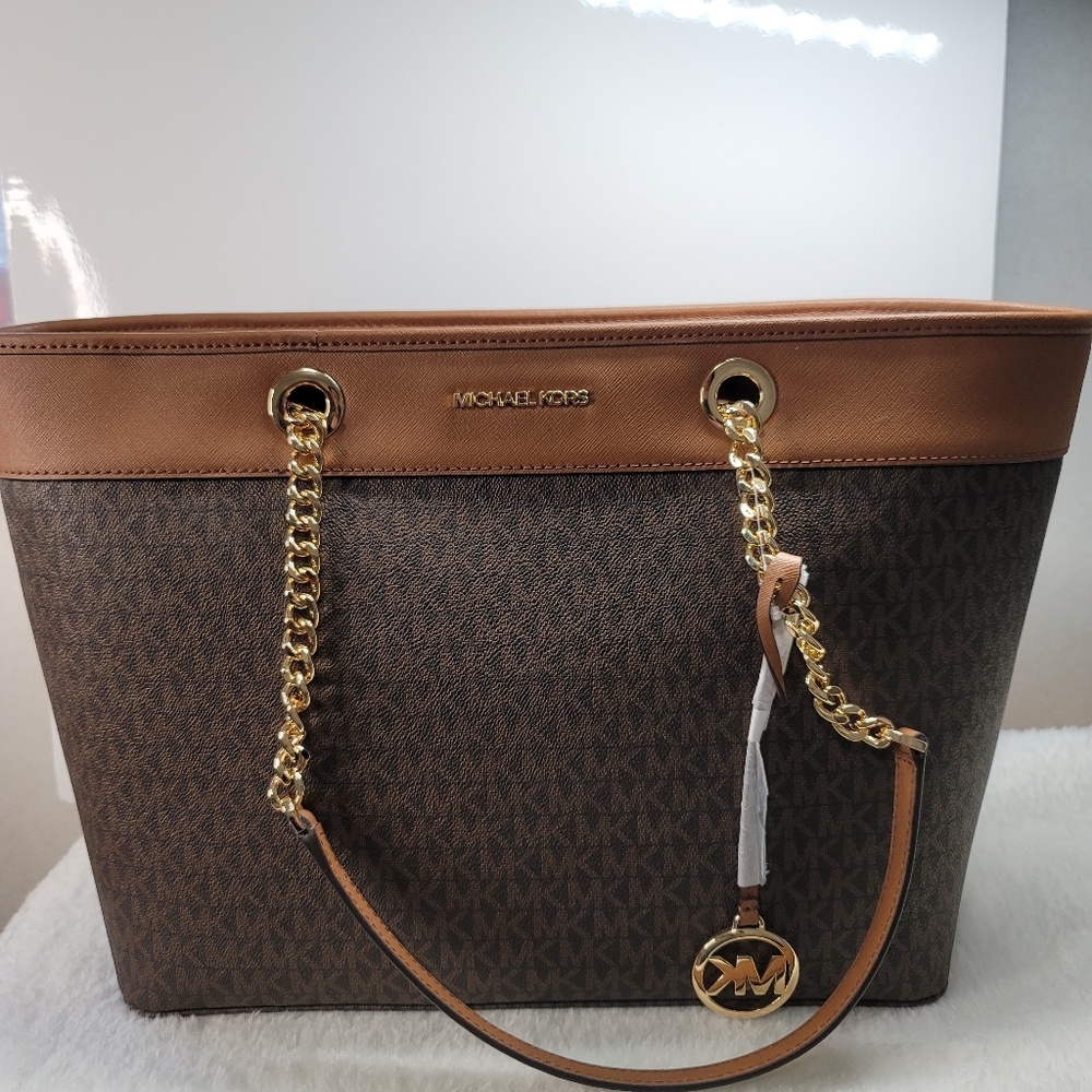 MK Large EW chain tote in brown mono